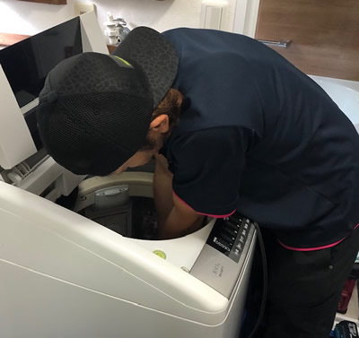 洗濯機分解高圧洗浄作業風景